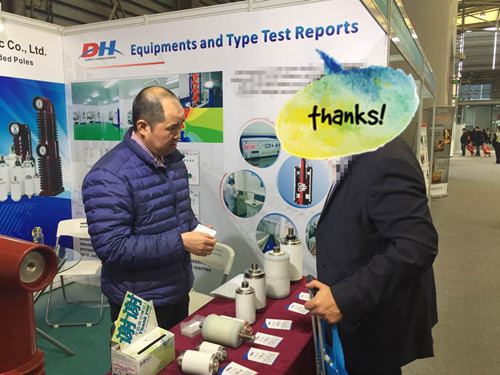 1513132441319669.jpg 羅總正在為客戶講解產品.jpg